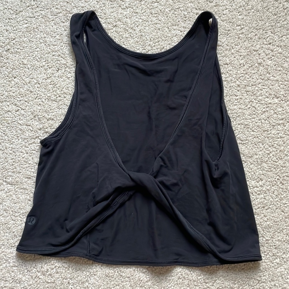 Lululemon crop with twisted back
